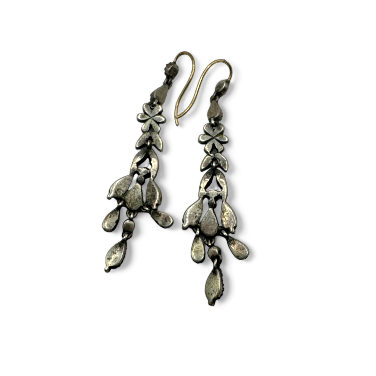 A pair of antique Belle Epoque style paste set drop earrings. Finely made in white metal with yellow - Image 3 of 3