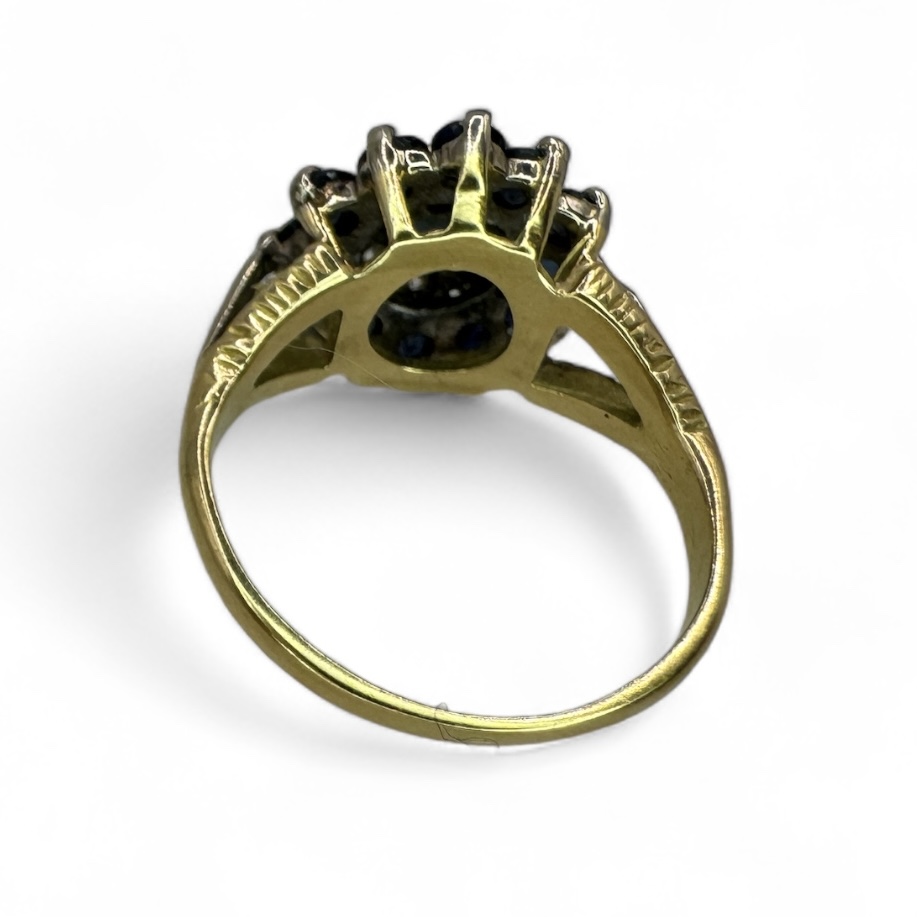 A sapphire and diamond target cluster ring. Set into yellow precious metal testing as 14K gold. - Image 2 of 2