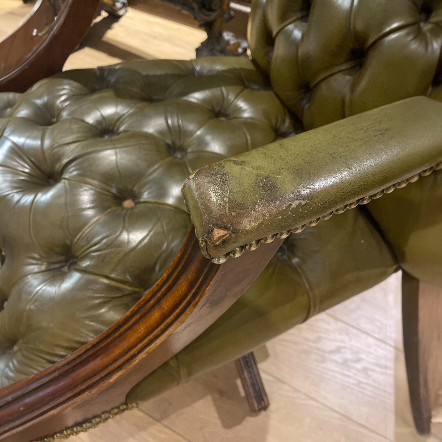 A green leather button back office chair, some small wear but a good colour and patina - Bild 3 aus 3