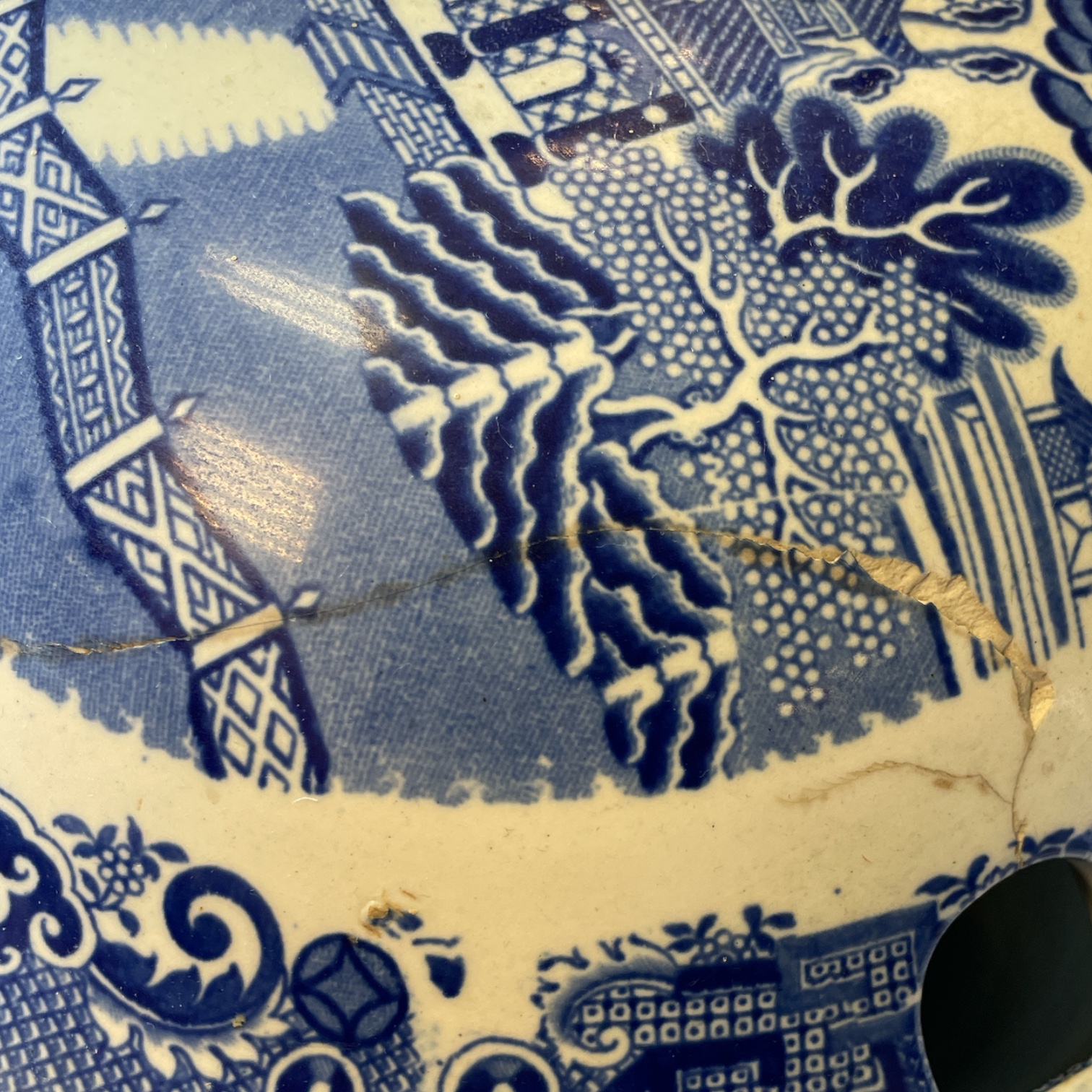 ***AWAY*** A large Staffordshire Blue & White Willow pattern Tureen. Approximately 36cm x 24cm x - Image 4 of 4