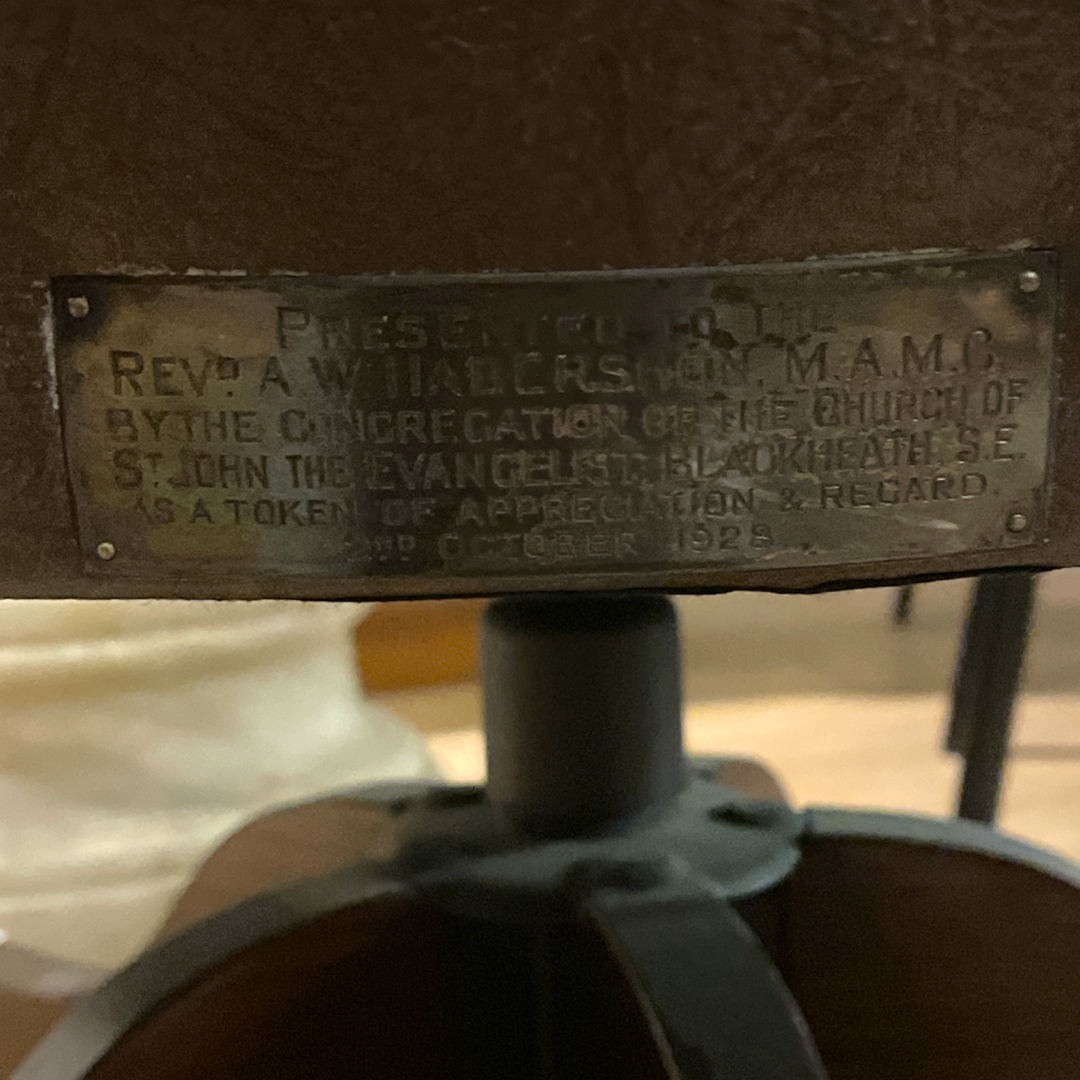 A 1920s and later tub shaped office chair with presentation plaque for 1928 - Bild 2 aus 2