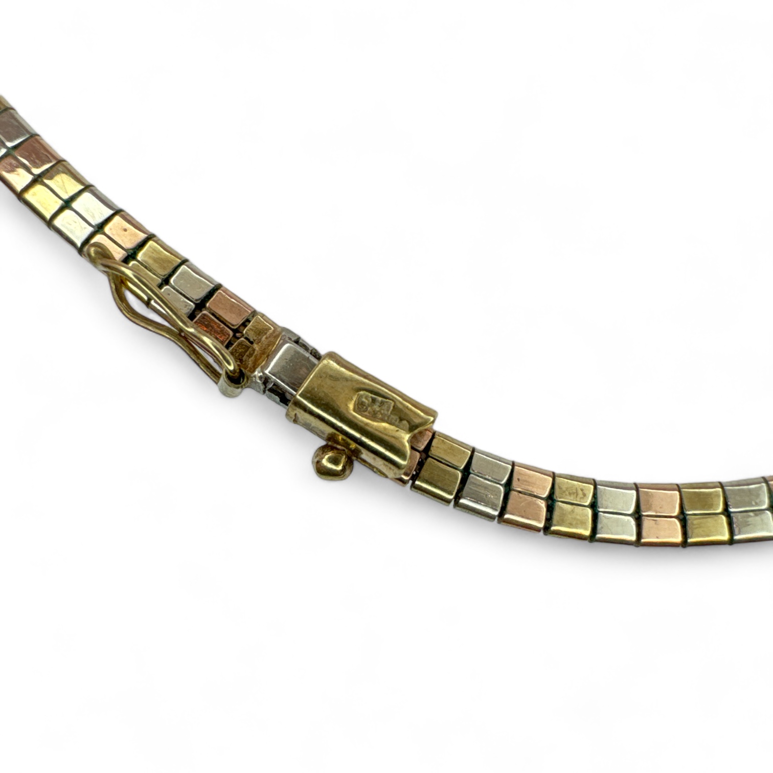 A textured 9ct tricolore gold fine collar necklace. With a box clasp and a figure of eight - Bild 2 aus 2