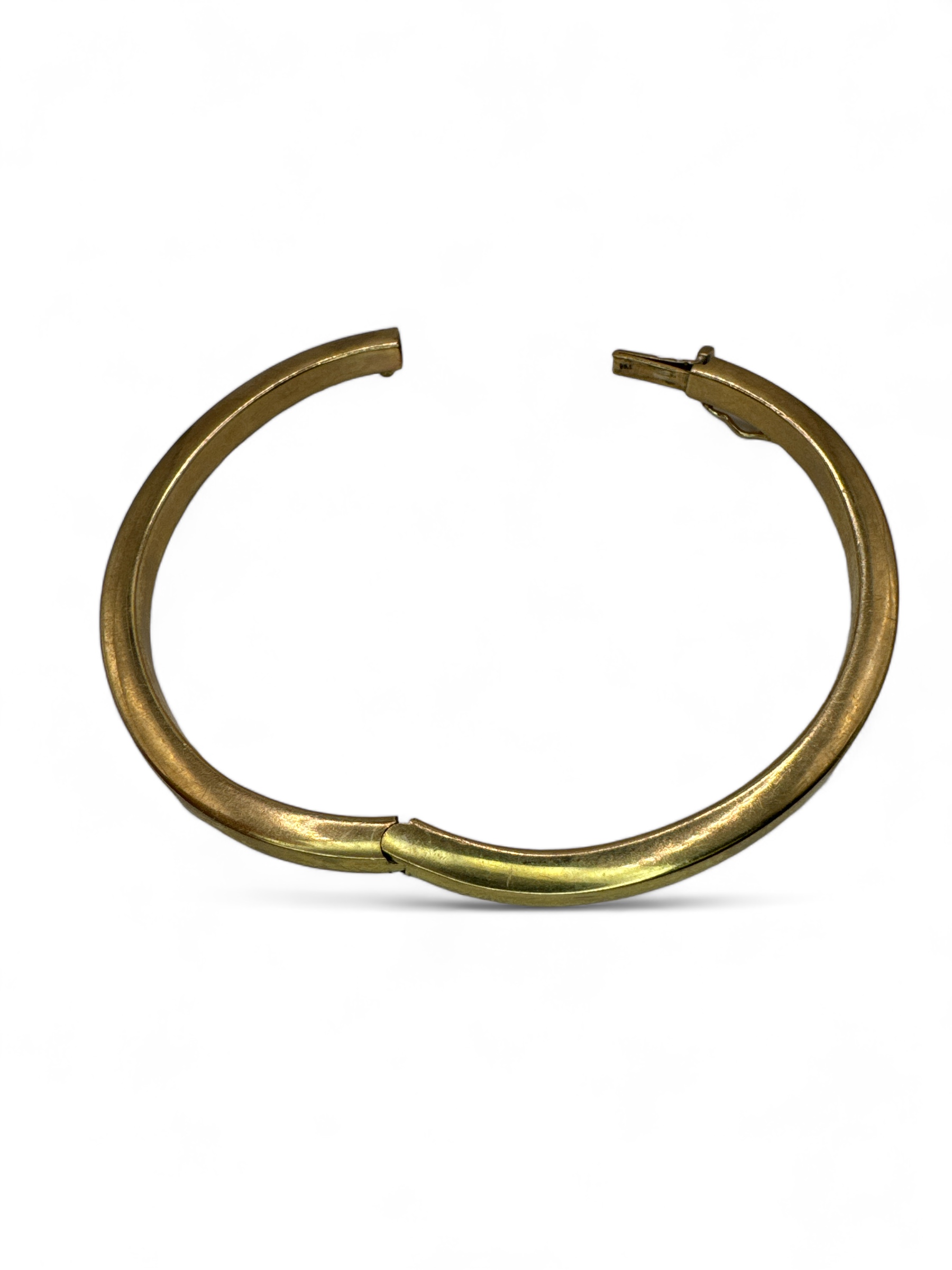 A "9k" stamped hollow hinged bangle, testing as 9K yellow gold. In good condition, free from dents - Bild 2 aus 2