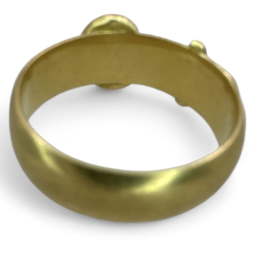 An 18ct carat gold buckle ring. Size X. Hallmarked London 1920. Approximate weight 10.18 grams. - Bild 2 aus 2