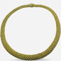 A 14K mesh collar necklace. In yellow precious metal which tests as 14K yellow gold. With box