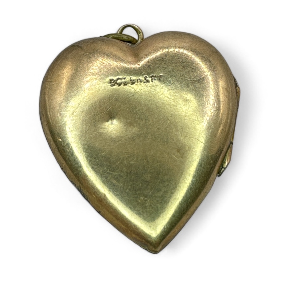 An engraved heart shaped "9ct Back and front" locket. Gross weight approximately 4.00 grams. - Bild 2 aus 3
