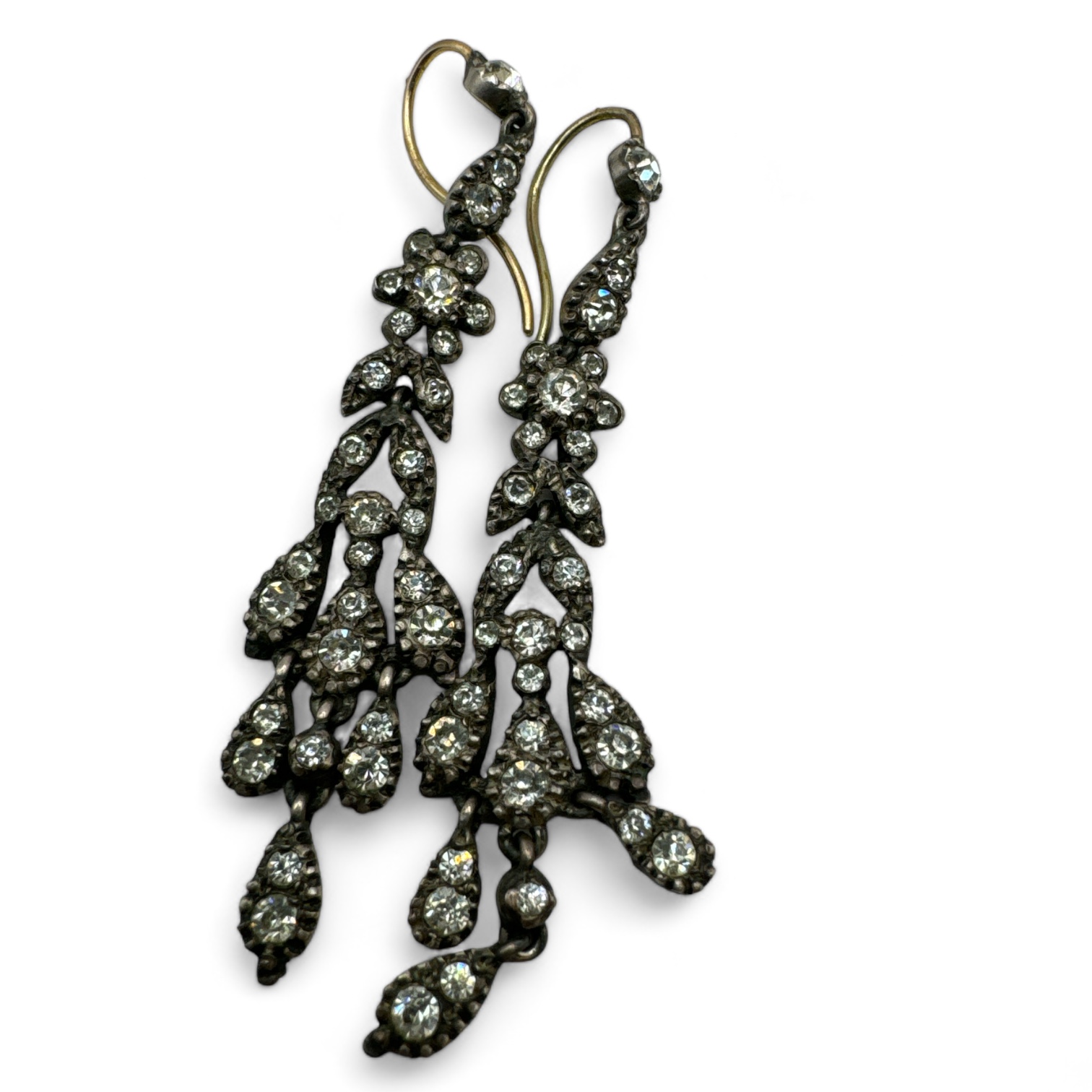 A pair of antique Belle Epoque style paste set drop earrings. Finely made in white metal with yellow - Image 2 of 3