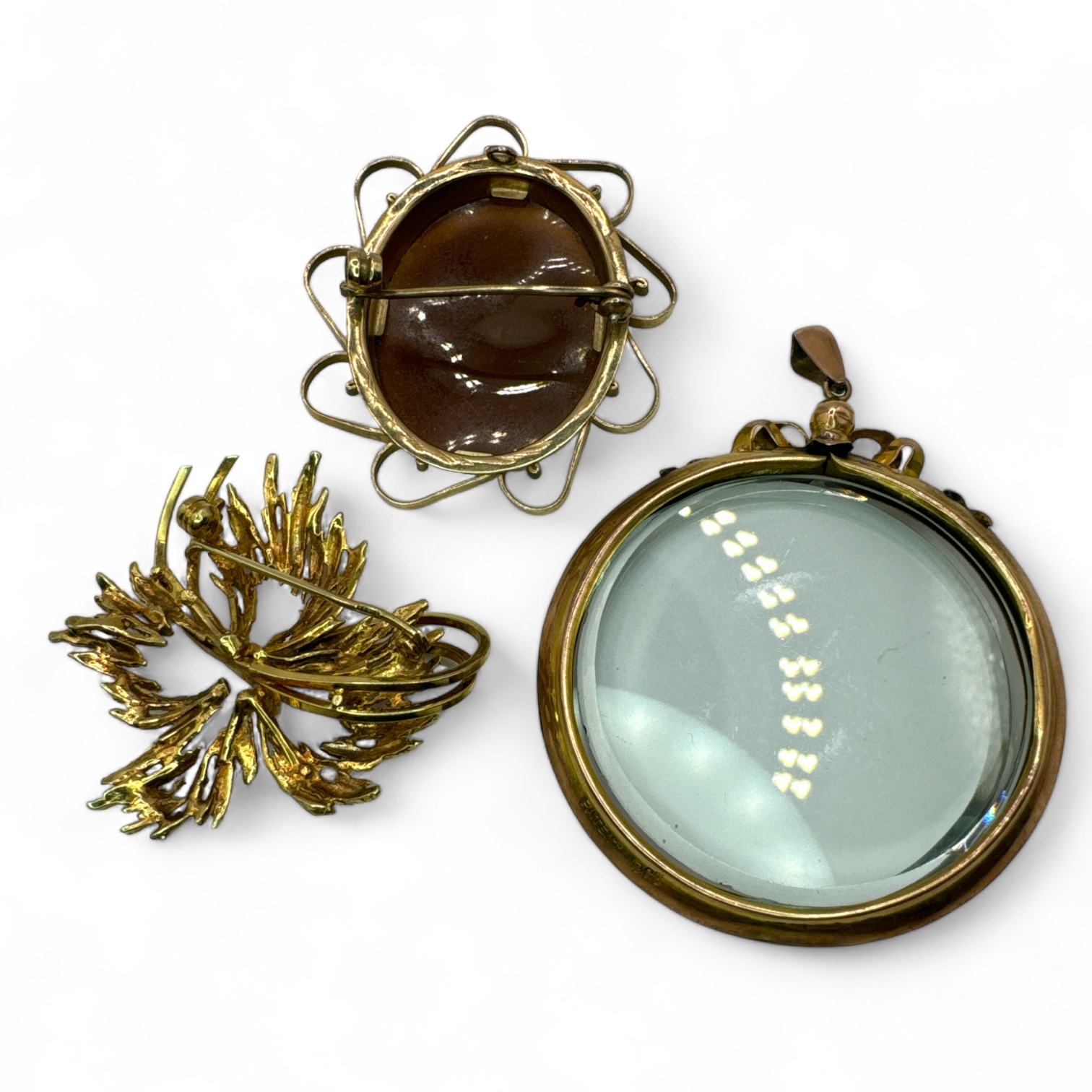 A 9ct yellow gold cameo brooch, depicting the three graces, along with a "9ct" stamped open locket - Image 2 of 2