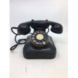 A vintage bell telephone (上活)