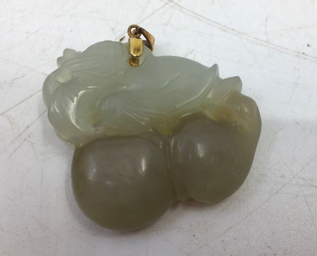 A Chinese carved jade pendant depicting peaches - Image 2 of 2