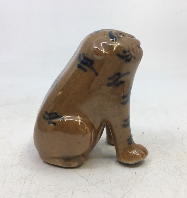 A Chinese Qing dynasty pottery figure of a dog - Image 3 of 4