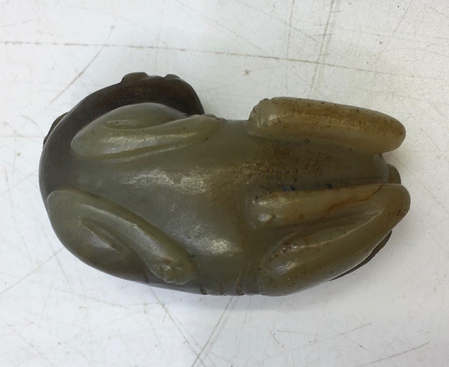 A Chinese spinach jade carved recumbent  beast - Image 3 of 3