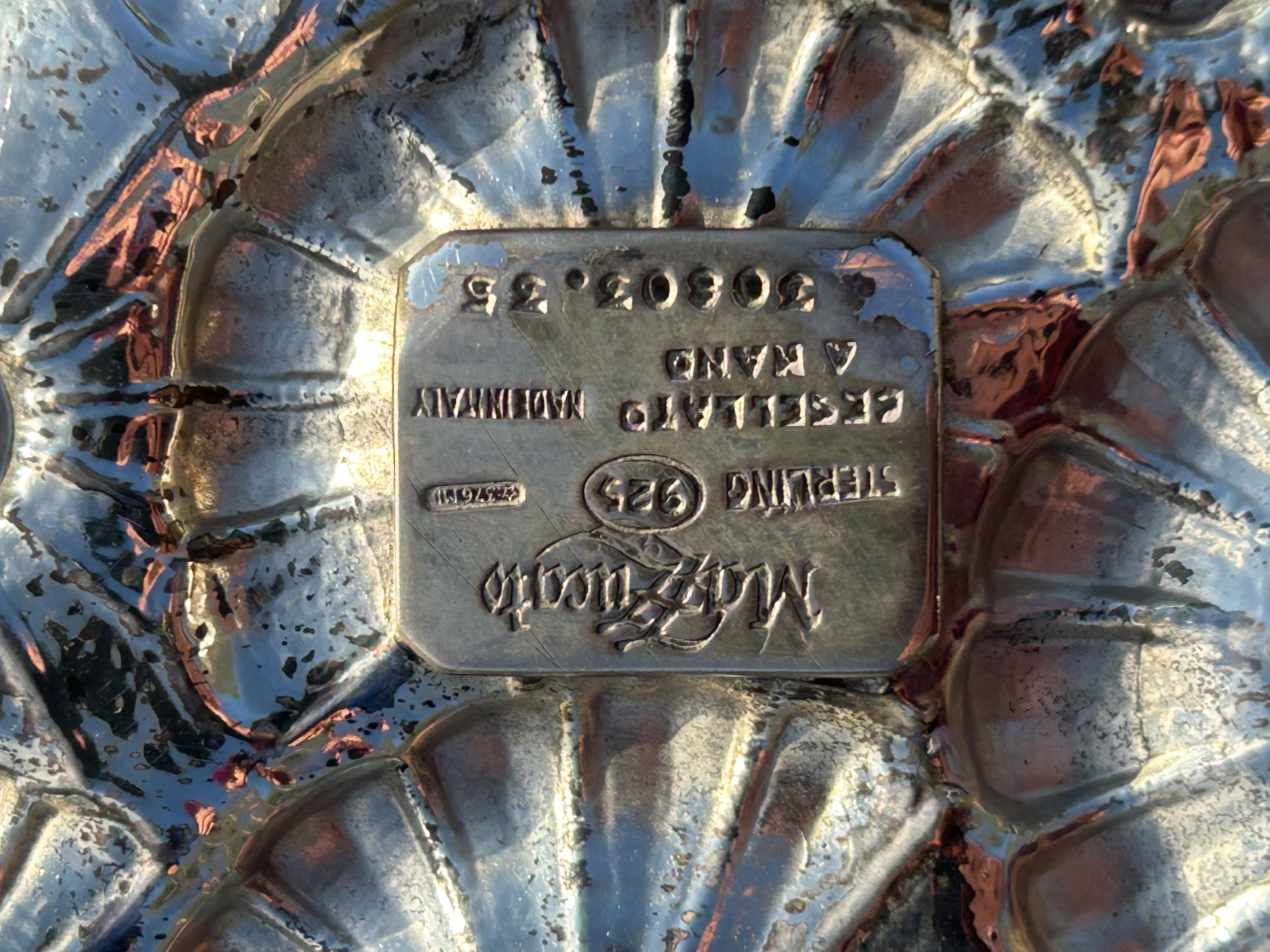 A fine quality Mazzucato silver 925 grade shallow dish profusely decorated with gilt Daisy - Image 2 of 2