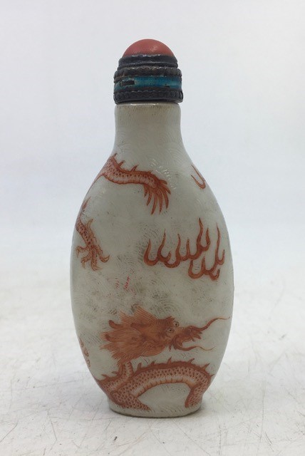 A Chinese snuff bottle with coral mounted stopper - Image 6 of 6