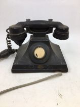A vintage black telephone (SIEMENS)