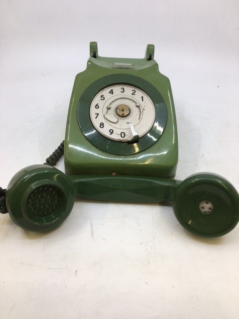 A vintage green bell telephone (746F TGR 74/1), (PO BATCH SAMPLED 0353) - Image 3 of 4