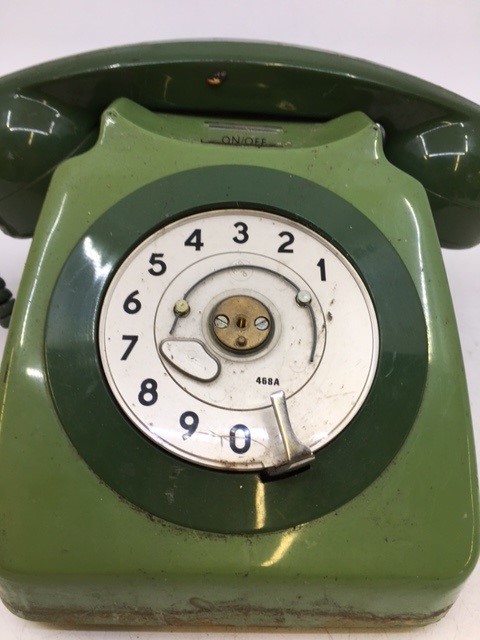 A vintage green bell telephone (746F TGR 74/1), (PO BATCH SAMPLED 0353) - Image 2 of 4