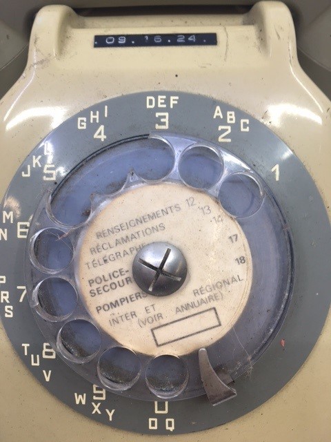 A vintage green bell telephone, (CTD PARIS, PROPAITE DE L'ETAT PTT, 135169) - Image 2 of 4