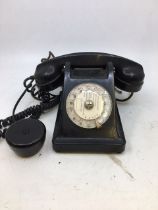 A vintage black bell telephone (PROPRIETE DE L'EAT P.T.T.)