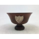 A carved horn trophy pedestal bowl,  silver mounted shield to front H:7.7cm