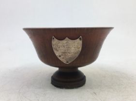 A carved horn trophy pedestal bowl,  silver mounted shield to front H:7.7cm