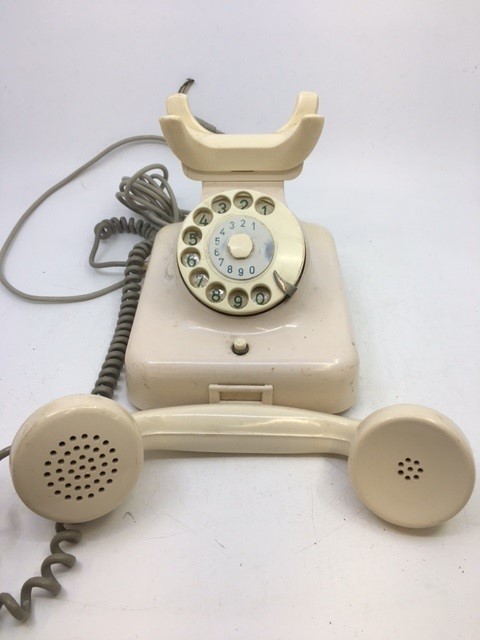 A vintage white bell telephone, (W48, mT), (FIZ 121 256 000 Sz Ausg 3), (FIZ 121 256 000 Ms Ausg 5) - Image 3 of 4