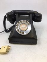 A vintage black bell telephone (164 - 60),(E60 PMG, 27/44)