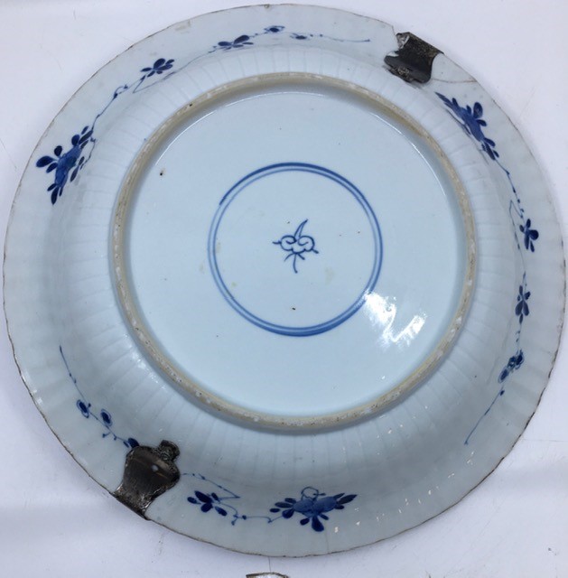A Chinese porcelain Kangxi period bowl with silver handle Diameter 28.2cm - Image 2 of 11