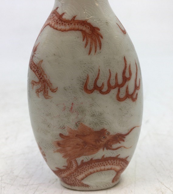 A Chinese snuff bottle with coral mounted stopper - Image 2 of 6