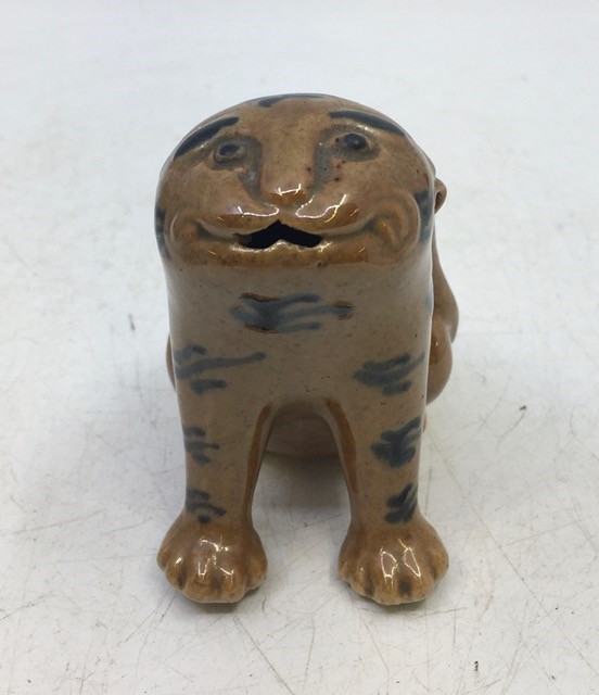 A Chinese Qing dynasty pottery figure of a dog - Image 2 of 4