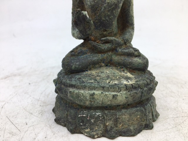 A Chinese bronze figure of Buddha, H:12.5cm (a/f) - Image 3 of 6