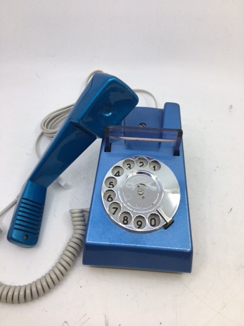 A vintage blue telephone - Image 2 of 3