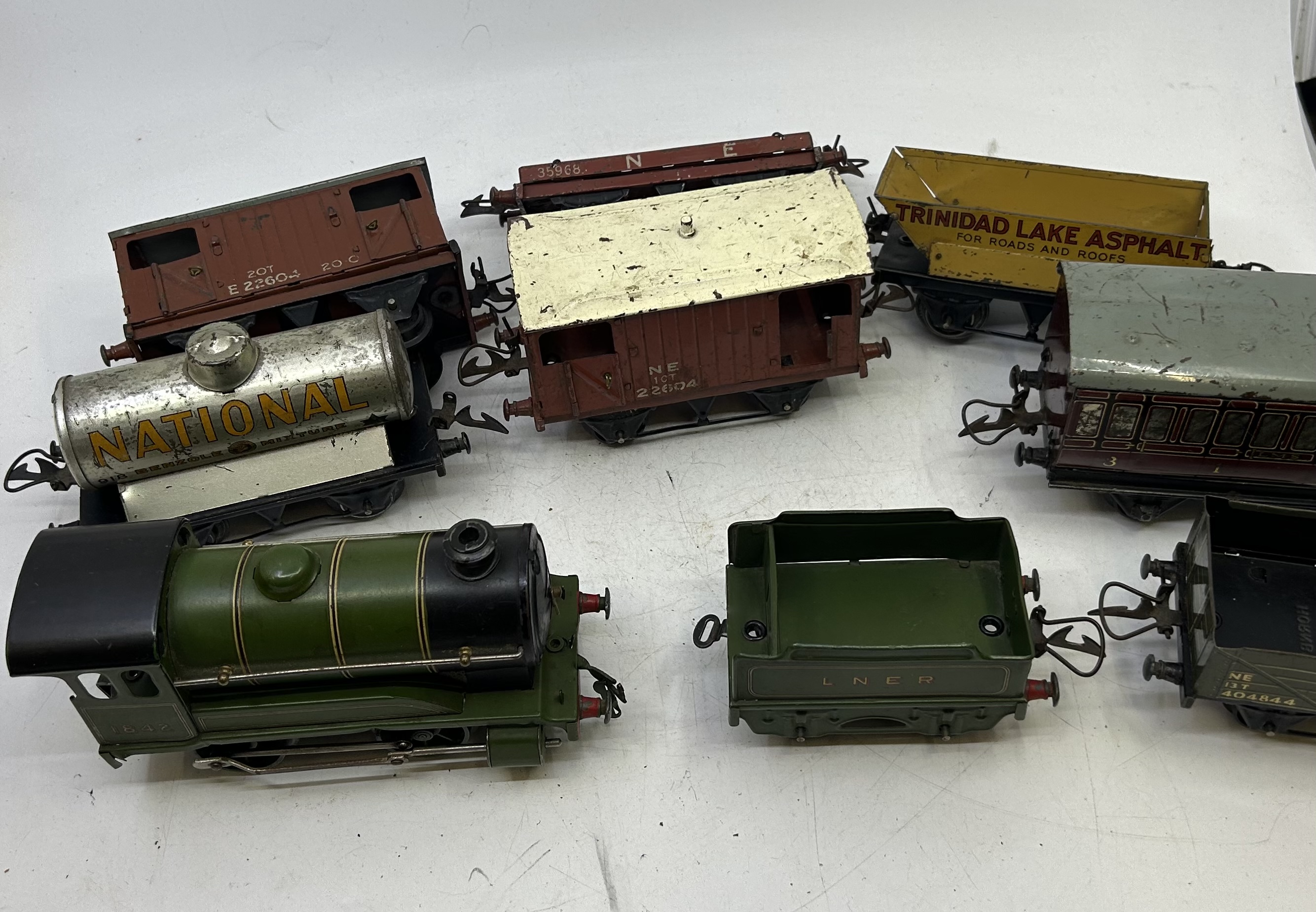 Hornby a cased Horny train set and a qty of carriages trains and other associated O gauge items - Image 3 of 3