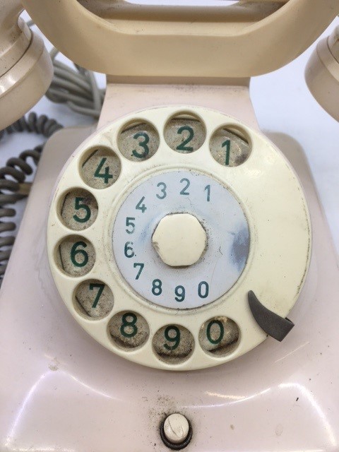 A vintage white bell telephone, (W48, mT), (FIZ 121 256 000 Sz Ausg 3), (FIZ 121 256 000 Ms Ausg 5) - Image 2 of 4