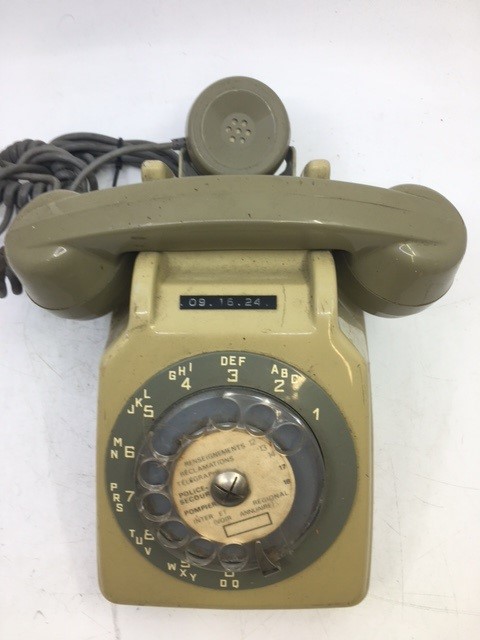 A vintage green bell telephone, (CTD PARIS, PROPAITE DE L'ETAT PTT, 135169) - Image 3 of 4