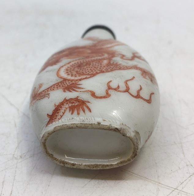A Chinese snuff bottle with coral mounted stopper - Image 4 of 6