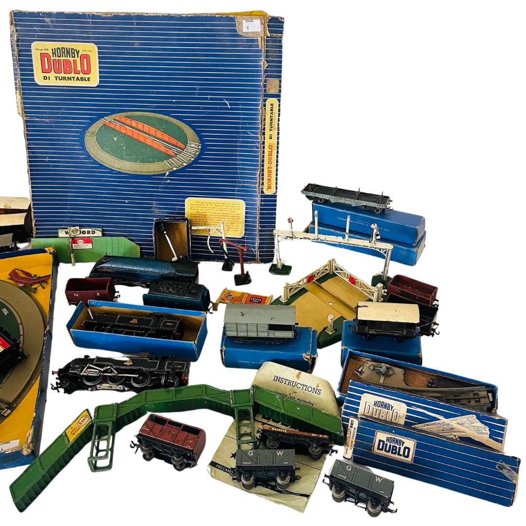 A collection of Mid-Century and earlier OO gauge Hornby trains and accessories to include a Hornby - Image 3 of 4