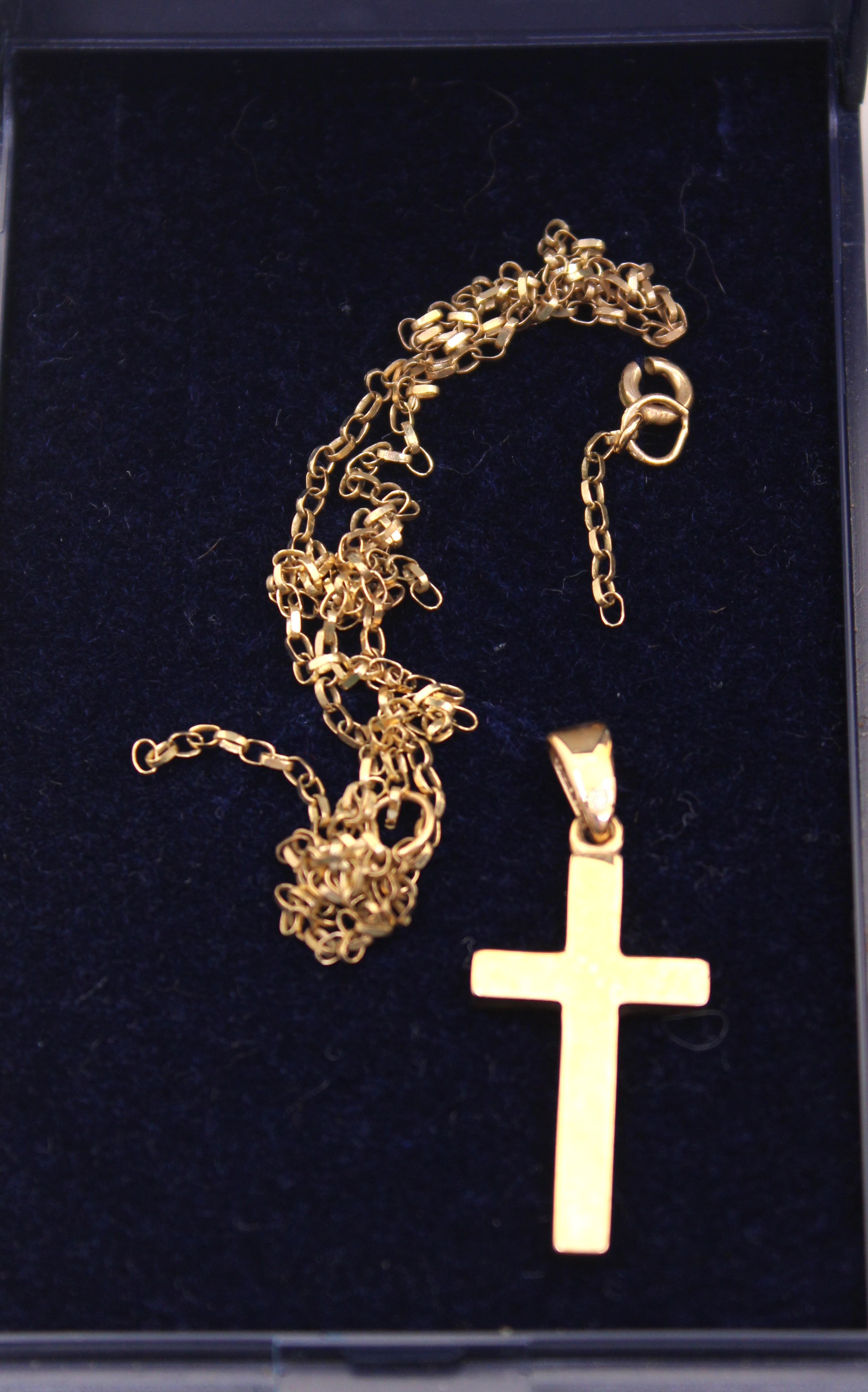 Selection of 9ct Gold Jewellery.  To include a 9ct Gold Cross Pendant and Chain, a 9ct Gold Cross - Image 4 of 5