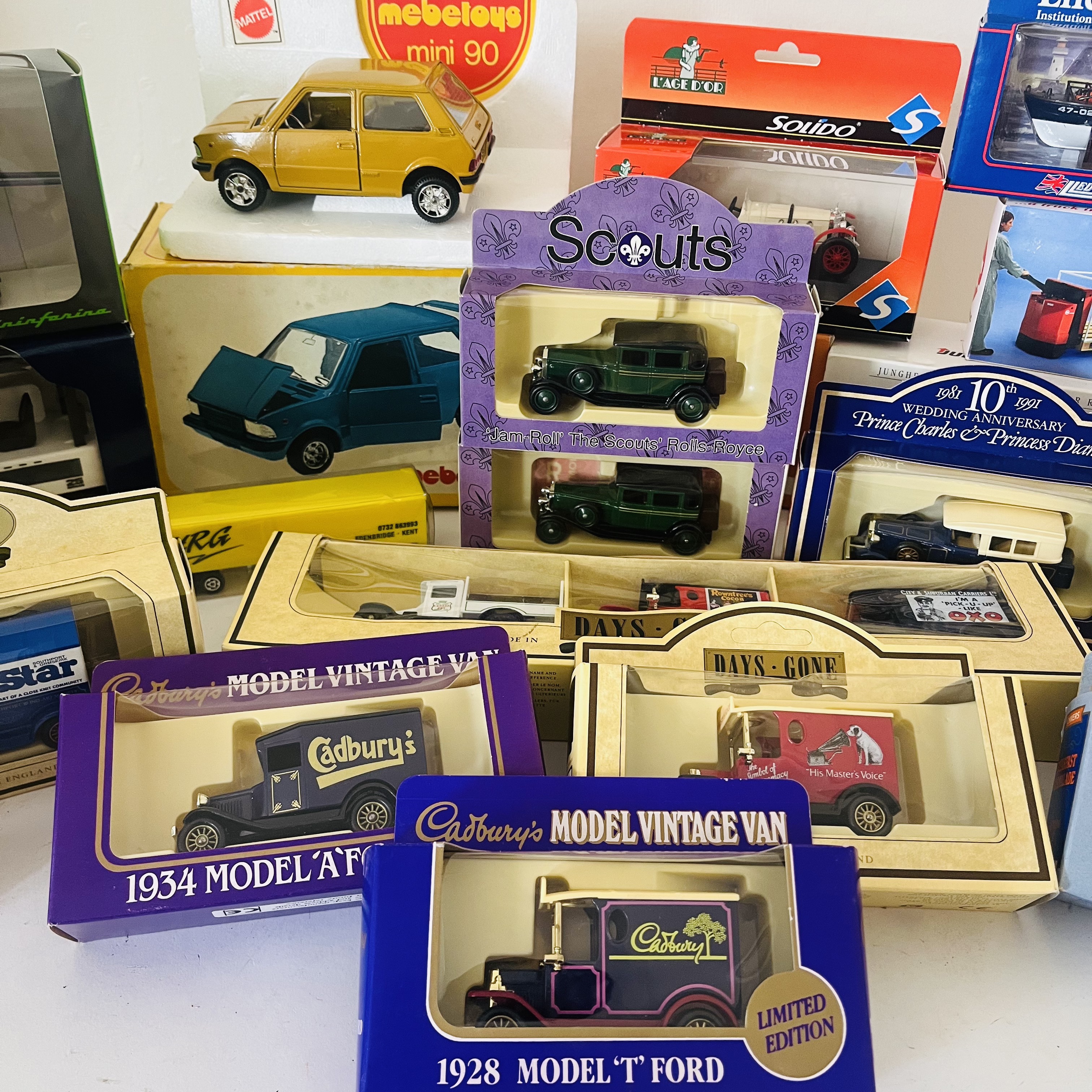 A collection of collectable die-cast vechicles to include: a boxed 1980 Mattel Mebetoys Mini 90 in - Image 4 of 5