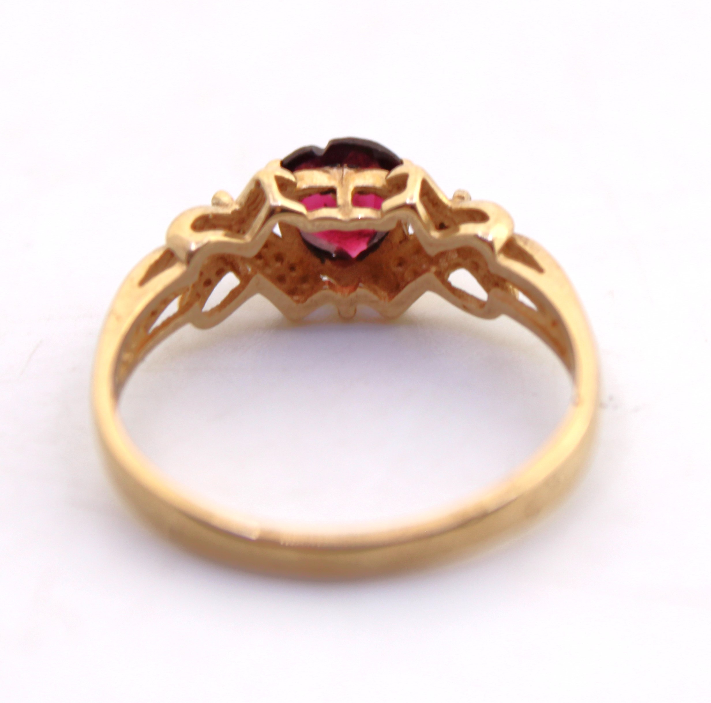9ct Yellow Gold Heart Shaped Garnet and Cubic Zirconia Ring.  The Heart Shaped Garnet measures - Image 3 of 3