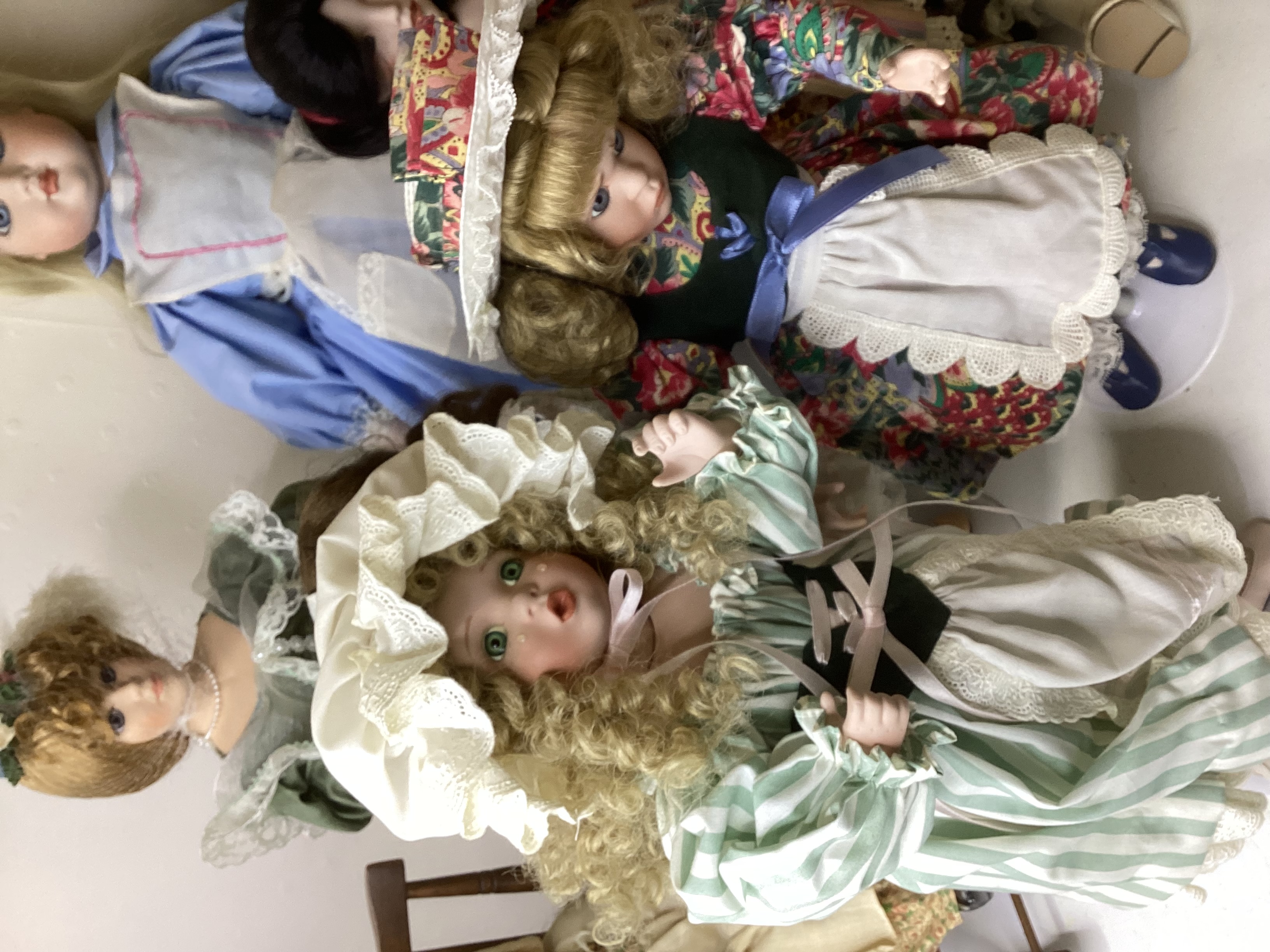Vintage collectible artist porcelain dolls to include Alice in Wonderland, Snow White and many fairy - Image 10 of 14