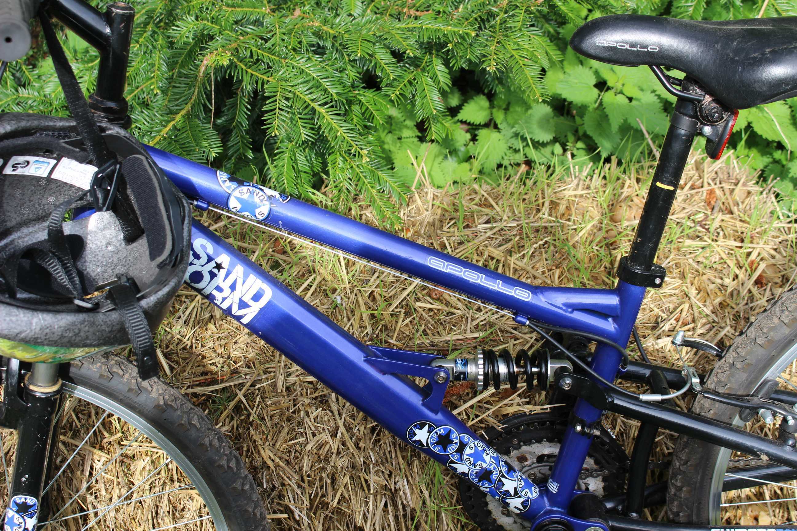 2 x Childrens mountain bikes with accessories. - Image 4 of 12