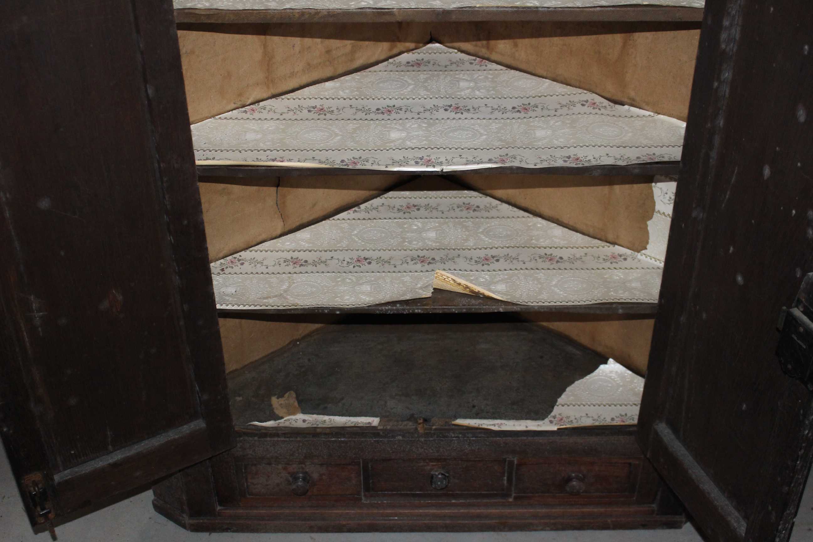 A Georgian oak and inlaid corner cabinet. (1) - Image 4 of 4