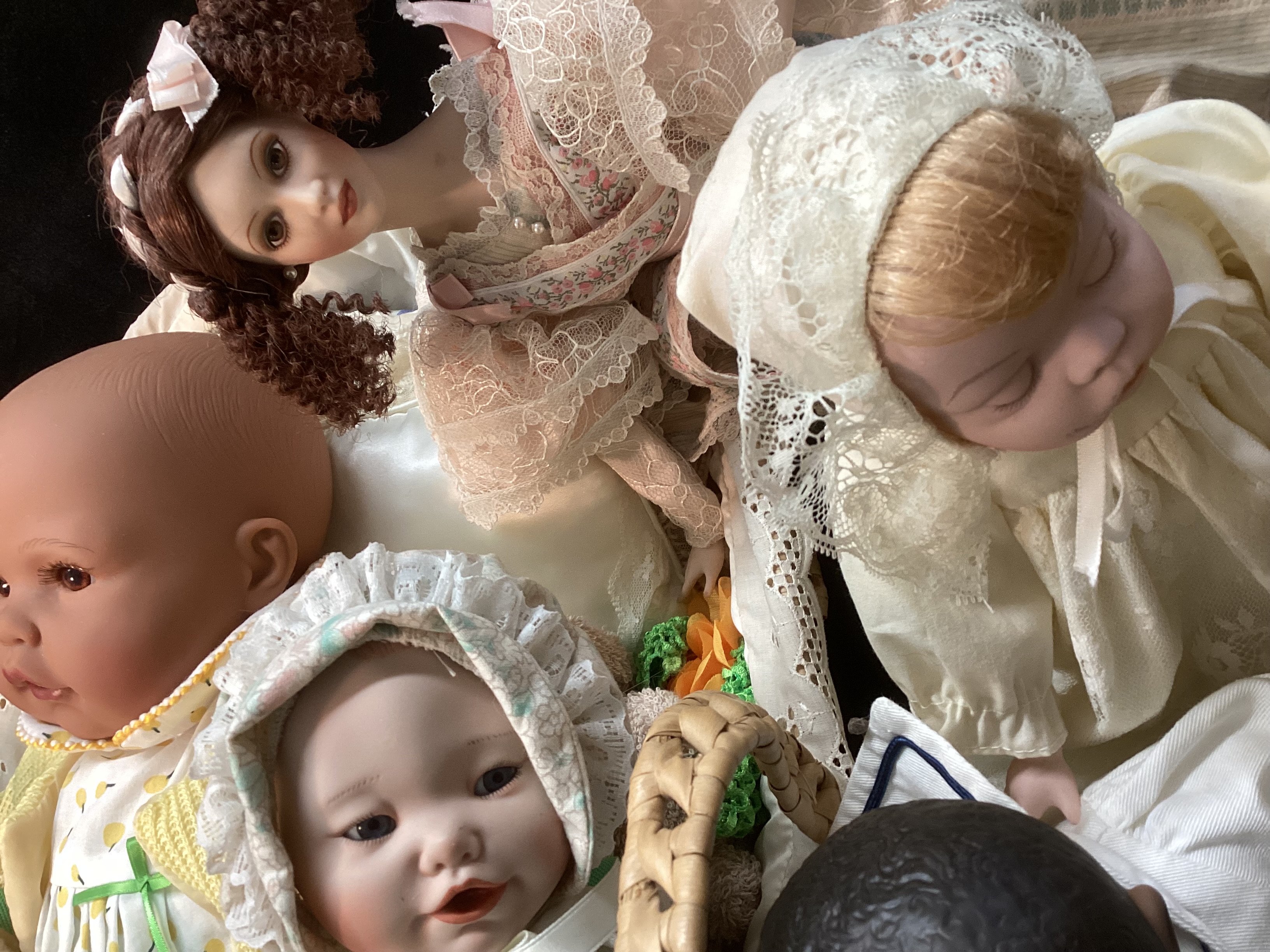 Vintage Artist Modern Porcelain and vinyl collection of dolls and baby dolls all dressed in a willow - Image 2 of 3