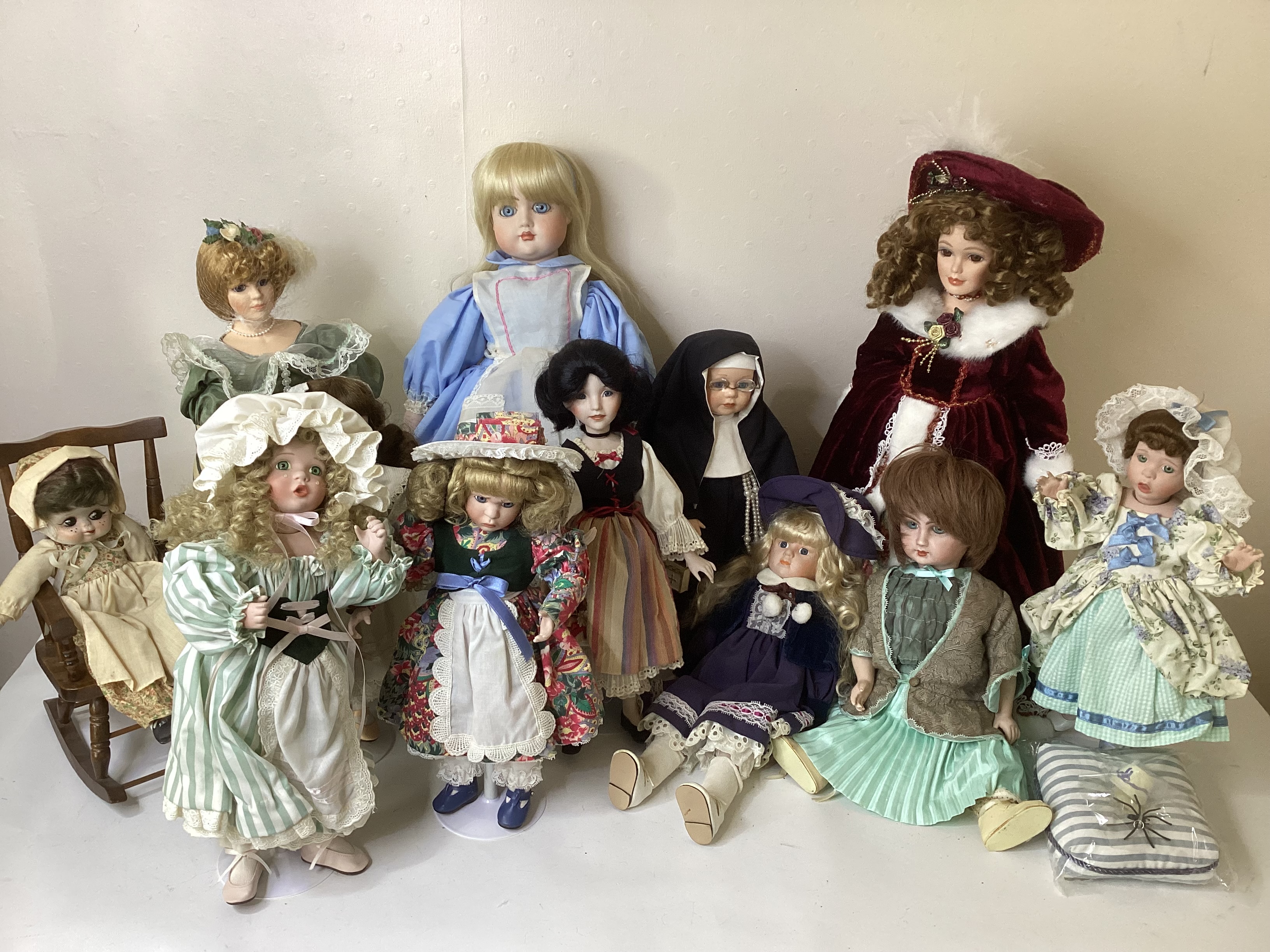 Vintage collectible artist porcelain dolls to include Alice in Wonderland, Snow White and many fairy - Image 2 of 14
