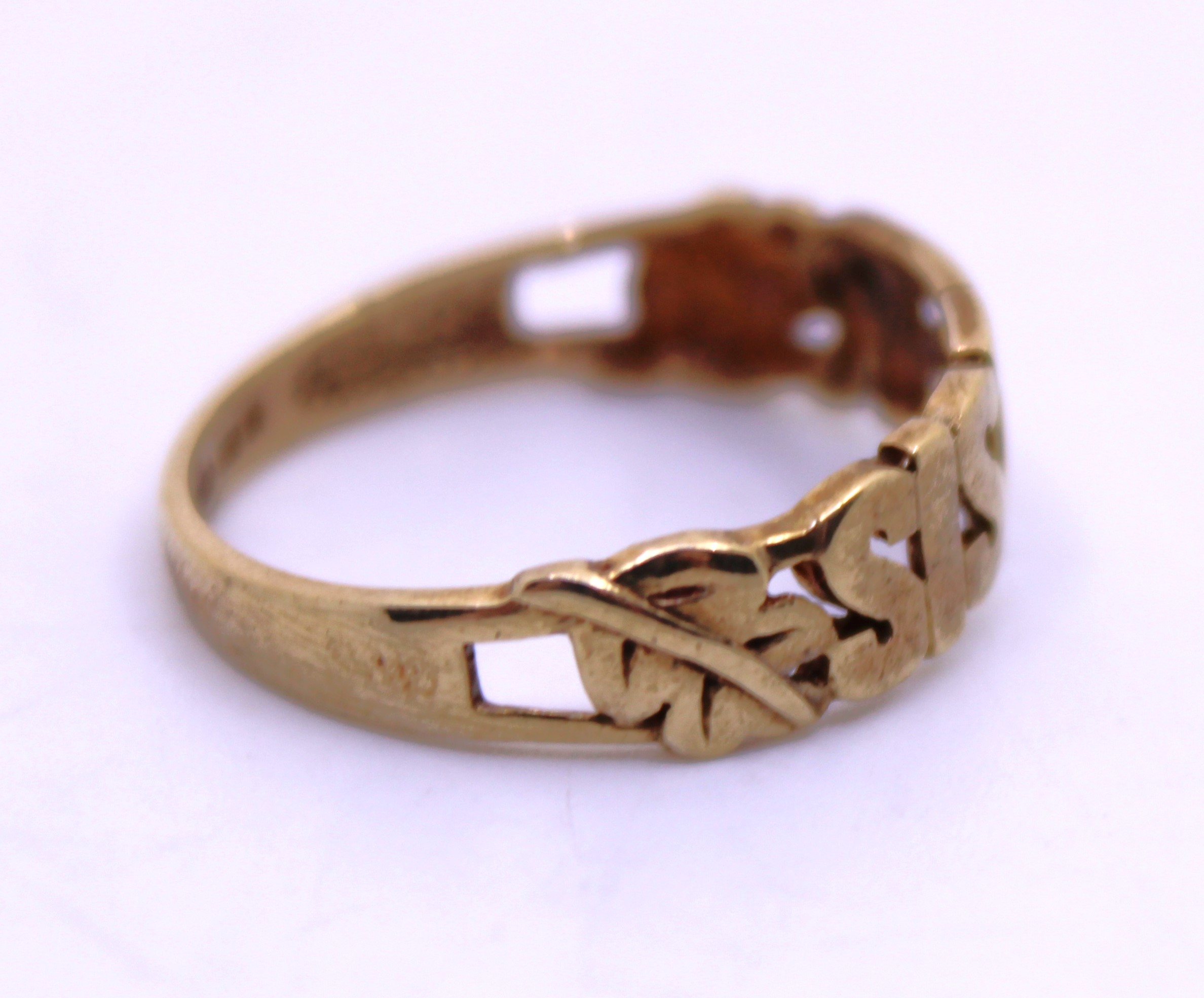 9ct Yellow Gold "SISTER" ring. This Sister ring has leaf decoration either side of the word " - Image 2 of 3