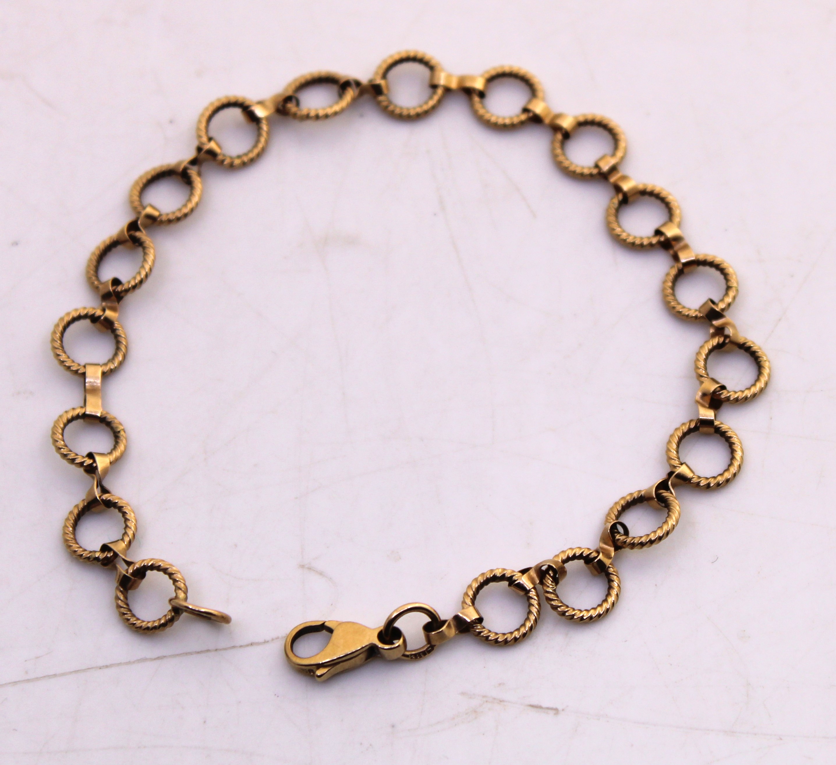 Two pieces of 9ct Gold Jewellery.  To include a 9ct Gold Circle Discs Bracelet and a 9ct Gold Gate - Image 3 of 3