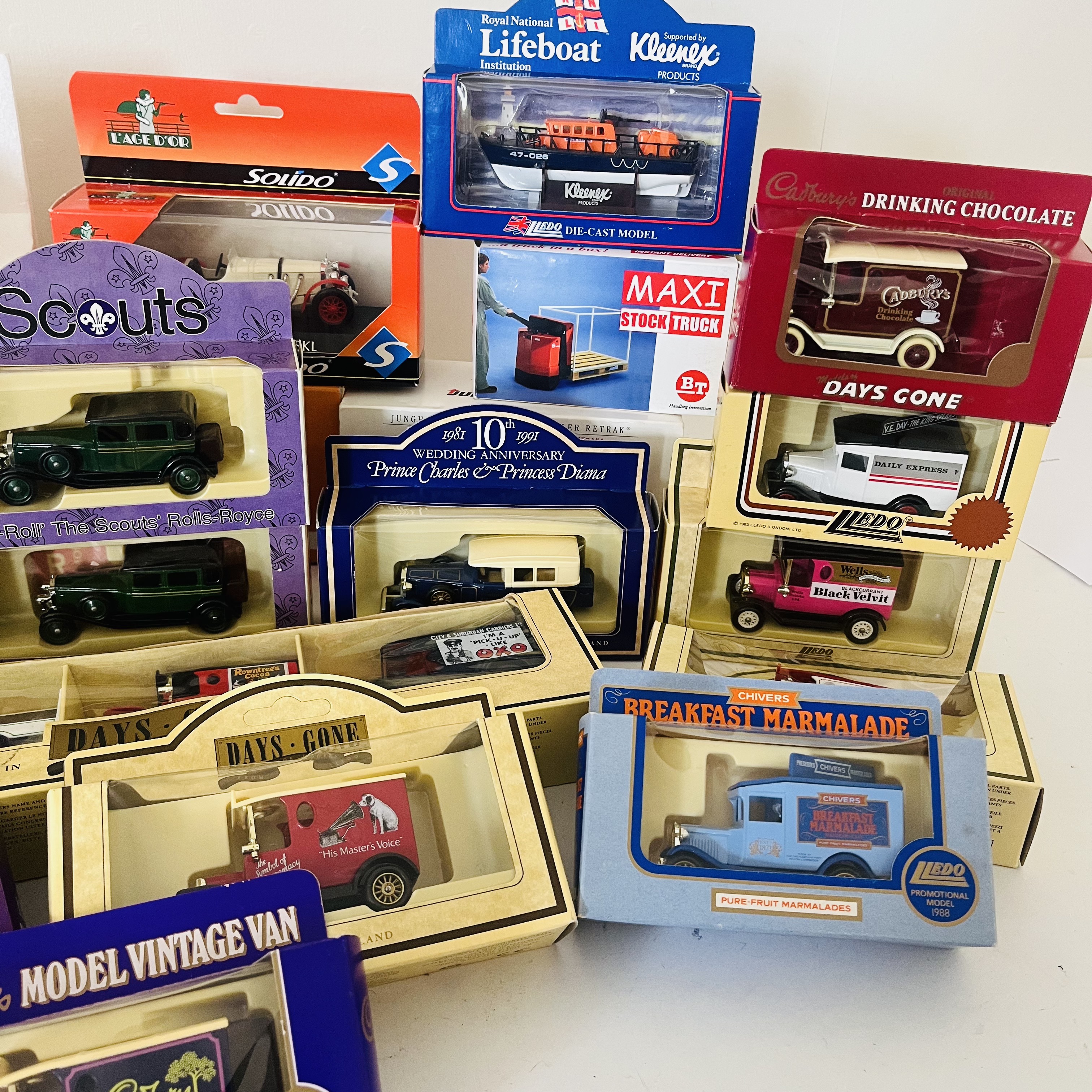 A collection of collectable die-cast vechicles to include: a boxed 1980 Mattel Mebetoys Mini 90 in - Image 3 of 5