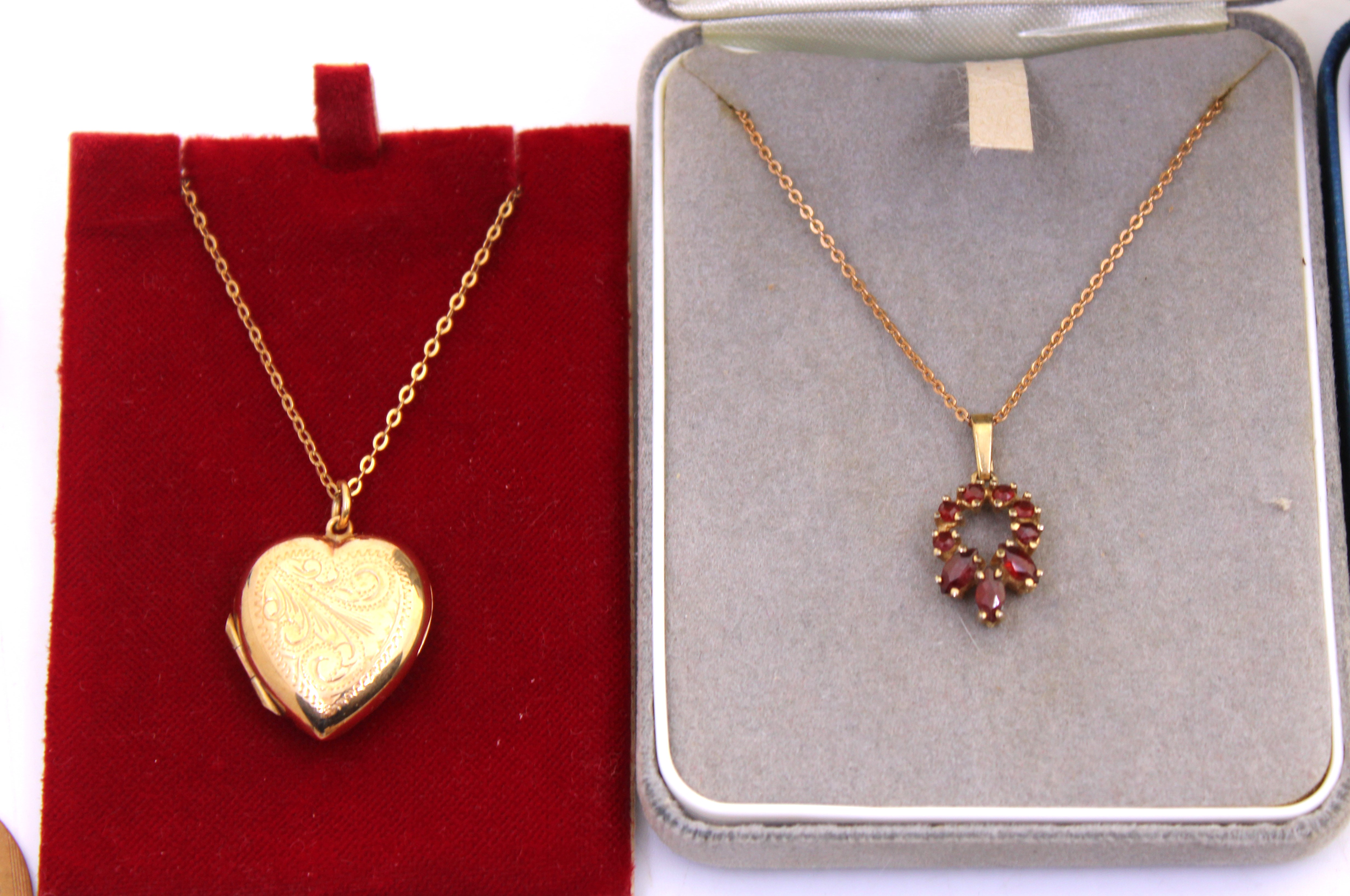 Small Collection of 9ct Gold and Sterling Silver Jewellery etc. To include a selection of 9ct Gold - Image 2 of 4