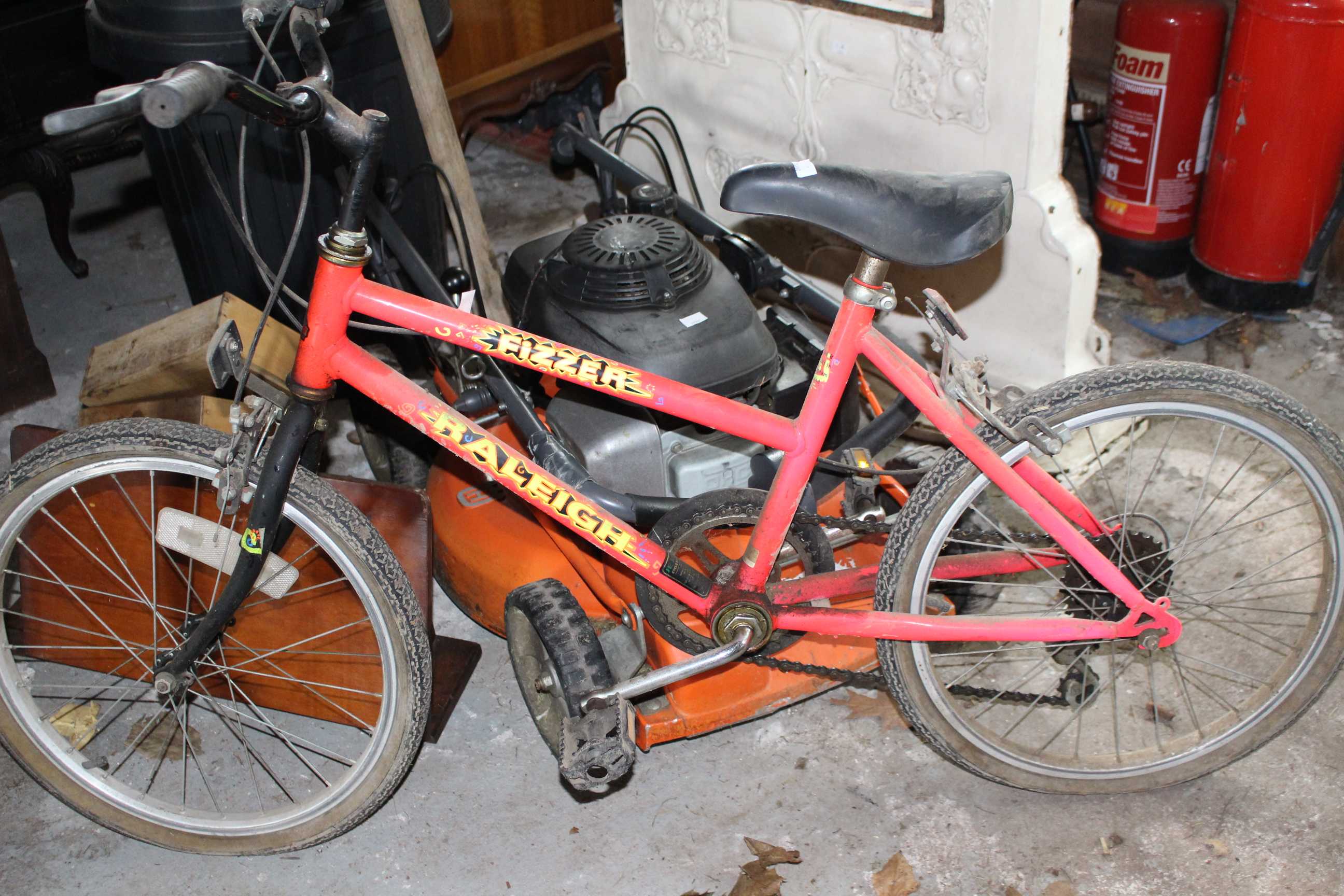 3 x Vintage Childrens pushbikes and 1 x Childrens scooter, to include 1 x Raleigh Budgie and 1 x - Image 4 of 5